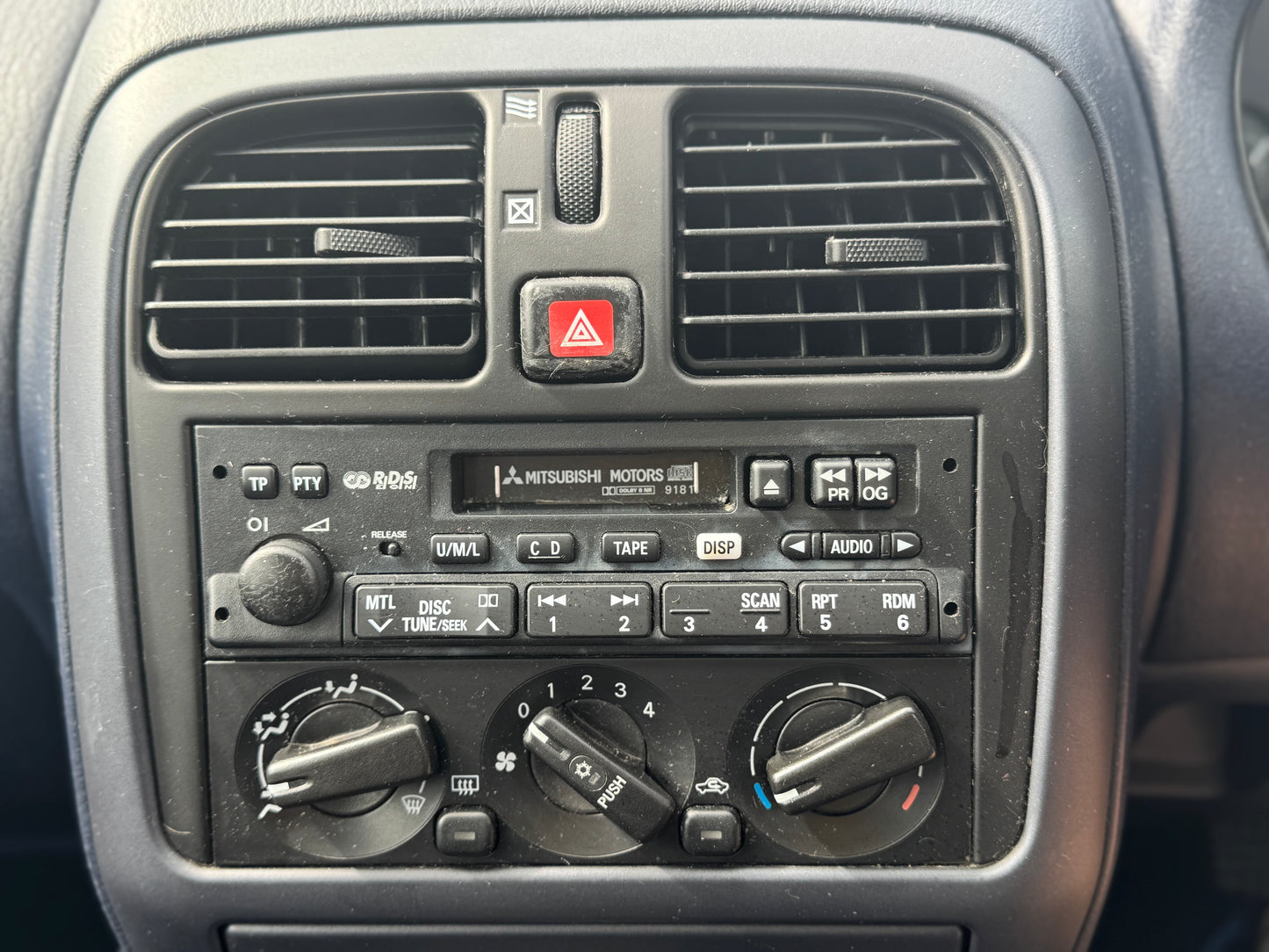 1999 Mitsubishi Carisma Equippe
